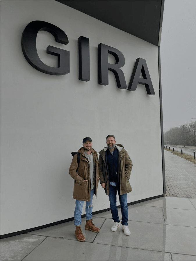 Alexander Zitzmann von Digital Seed und Torben Bayer von Gira Giersiepen GmbH & Co.KG bei Gira
